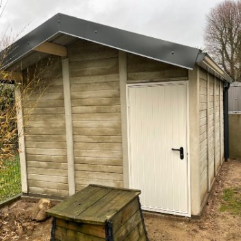 Abri de jardin en béton aspect bois 2 pentes